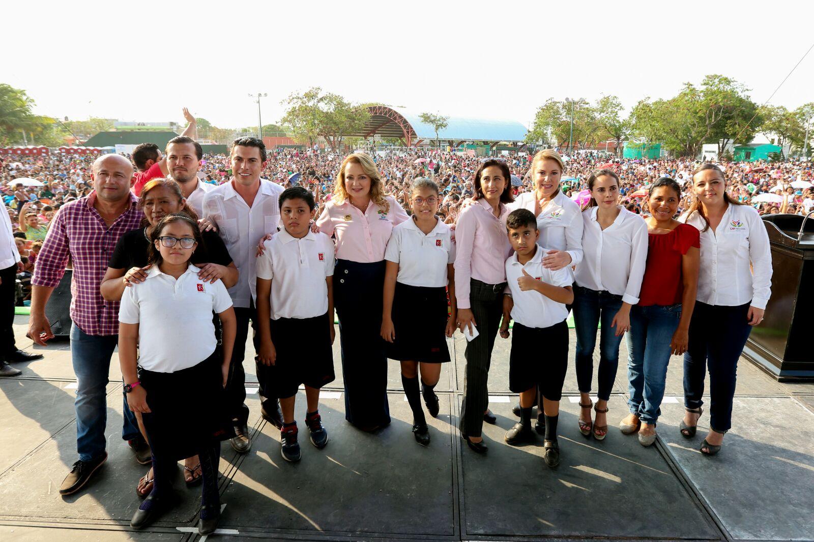 Asiste Gaby Rejón de Joaquín a celebración del Día del Niño y la Madre del DIF Benito Juárez