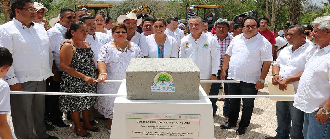 El gobernador cumple, primera piedra Conalep Ribera del Río Hondo