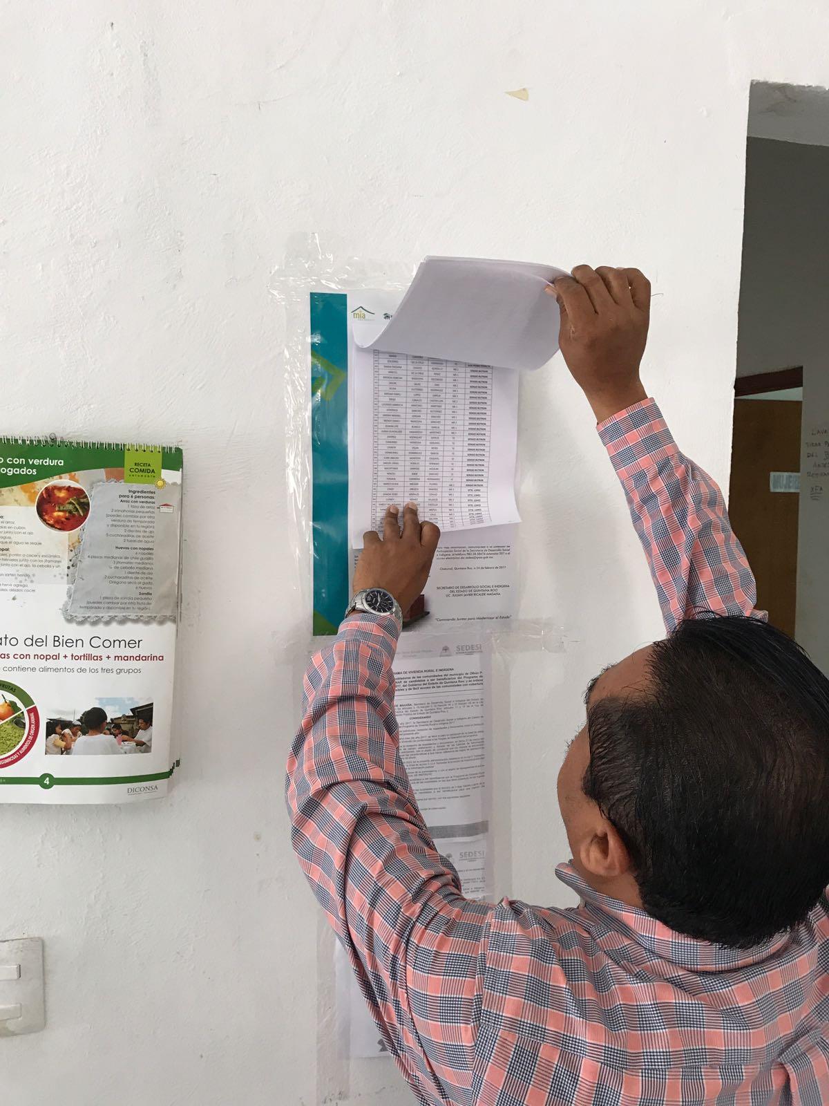 En compañía de funcionarios de la Gestión Pública, personal de la Sedesi inició la colocación de listas preliminares en 35 comunidades rurales de Othón P. Blanco