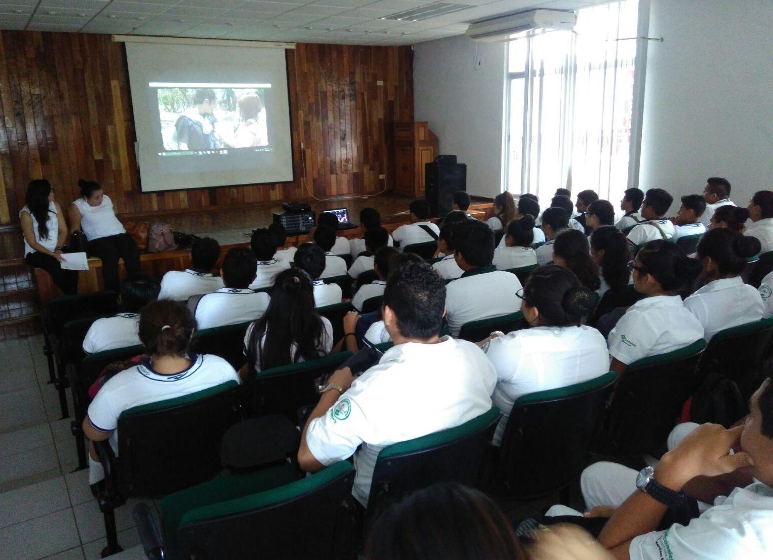 Informa DIF Quintana Roo a jóvenes sobre el bullying y la violencia en el noviazgo
