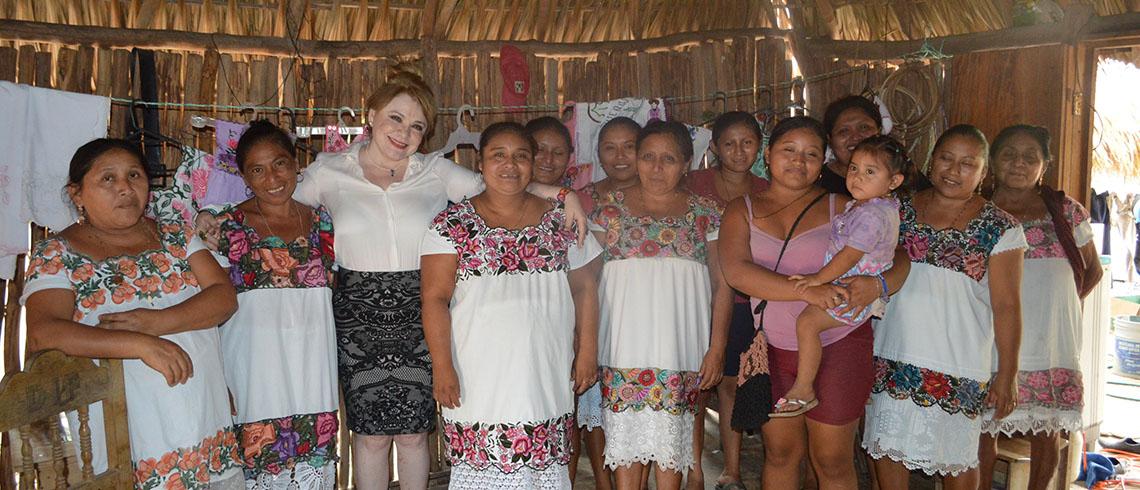 Visita el gobierno de Carlos Joaquín a los artesanos en sus comunidades para presentarles el proyecto “Moda Maya”
