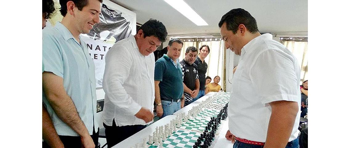 En el primer Torneo de Ajedrez Rápidos, de Chetumal, con el presidente municipal de Othón P. Blanco, Luis Torres.