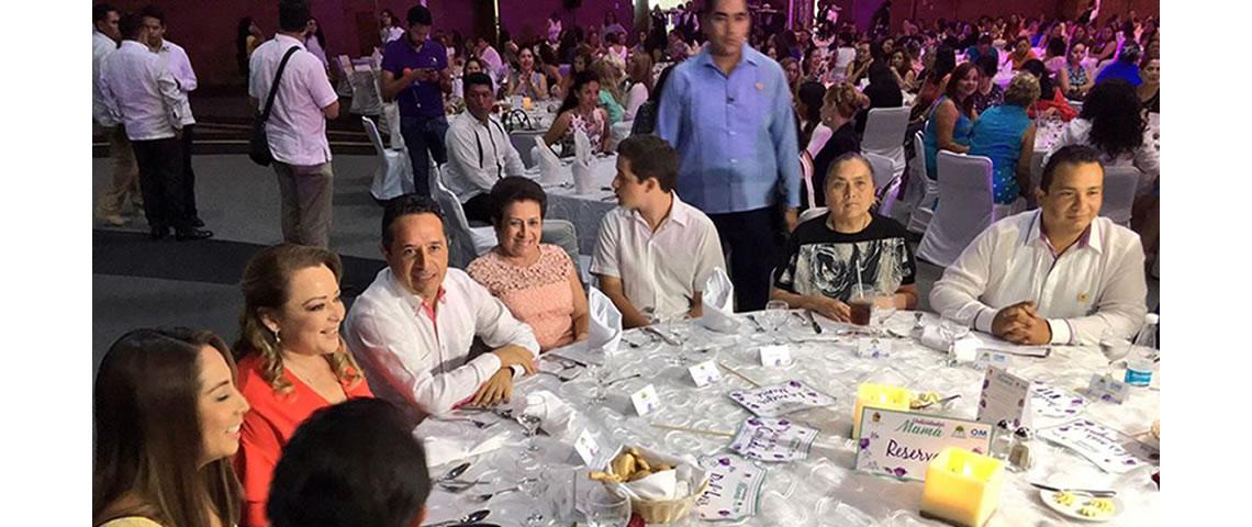 En el festejo por el Día de las Madres en Cancún, con el gobernador Carlos Joaquín y la primera dama Gaby Rejón.