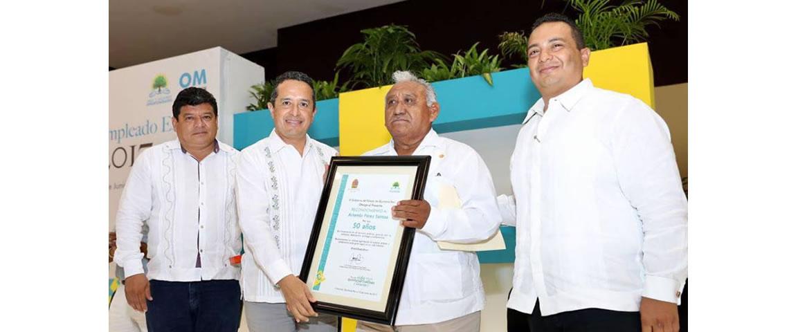 Acompañamos al gobernador Carlos Joaquín en la entrega de reconocimientos a servidores públicos por sus años de servicio en el marco del Día del Empleado Estatal 2017.