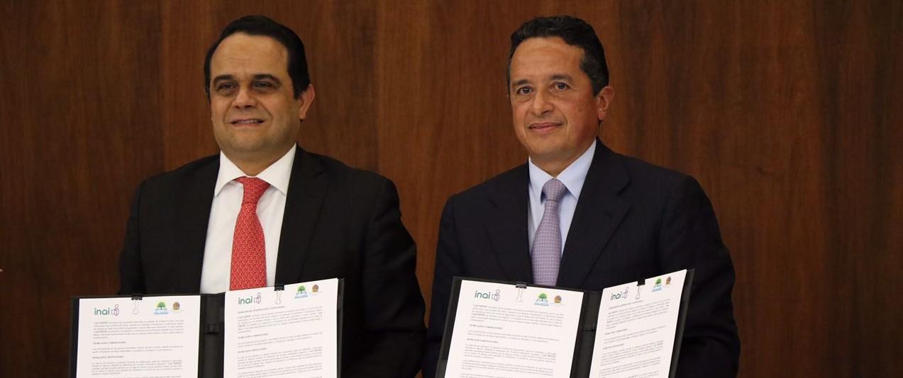 El Gobernador de Quintana Roo, Carlos Joaquín y Francisco Javier Acuña Llamas, Comisionado Presidente del Instituto Nacional de Transparencia, Acceso a la Información, y Protección de Datos Personales.