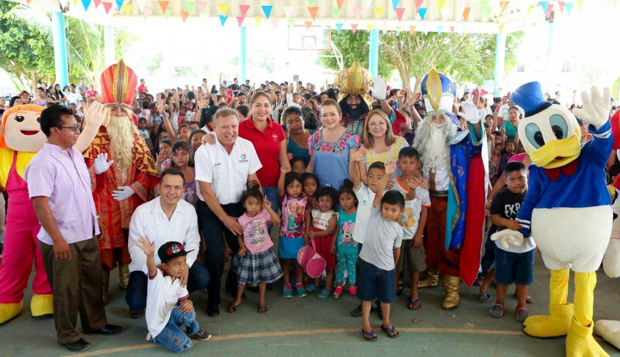 Gaby Rejón de Joaquín entrega juguetes a niñas y niños de comunidades de Lázaro Cárdenas