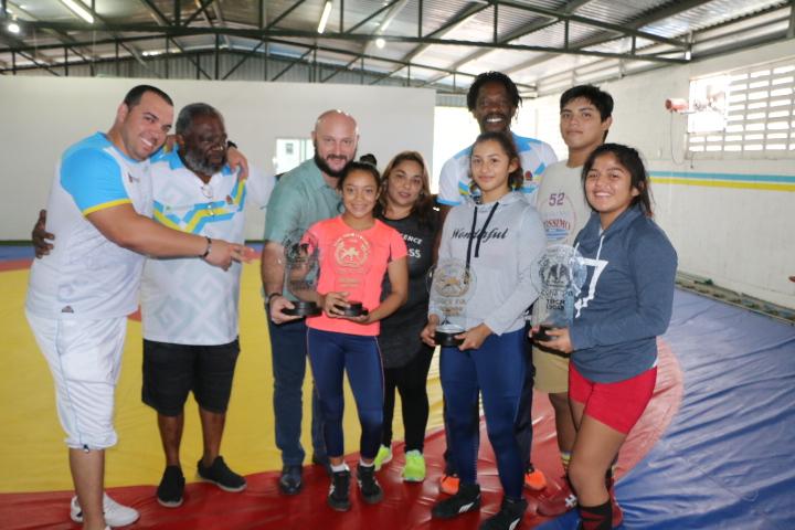 La Asociación Estatal de Luchas de Quintana Roo entrega trofeos a la COJUDEQ