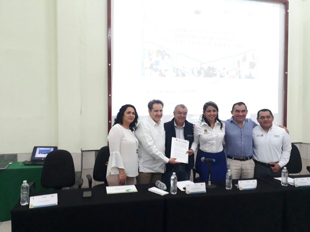 El Instituto de Administracion Publica del Estado de Quintana Roo AC, firmò un convenio de colaboracion con la Junta de Asistencia Social Privada que permitirà impulsar la profesionalización en el servicio publico y el desarrollo social inclusivo en la entidad.