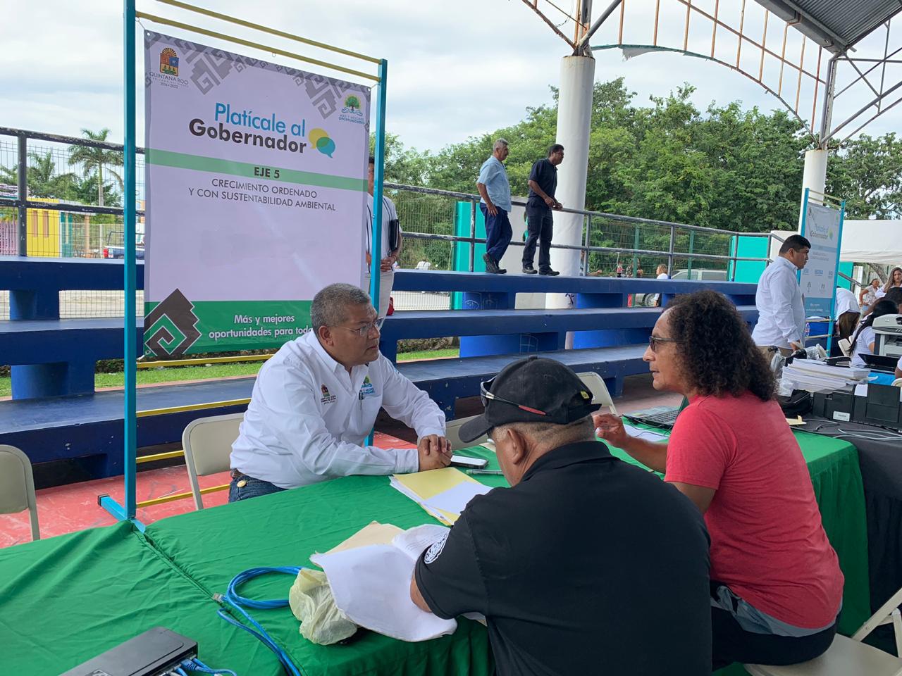 Personal de la SINTRA brindó atención directa a los ciudadanos en la audiencia pública “Platícale al Gobernador” en la isla de Cozumel