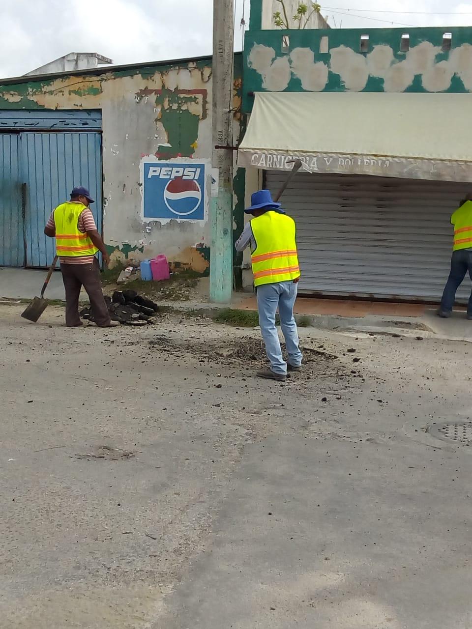 Para garantizar una movilidad segura la SEOP continúa con trabajos de bacheo en calles y avenidas en Chetumal
