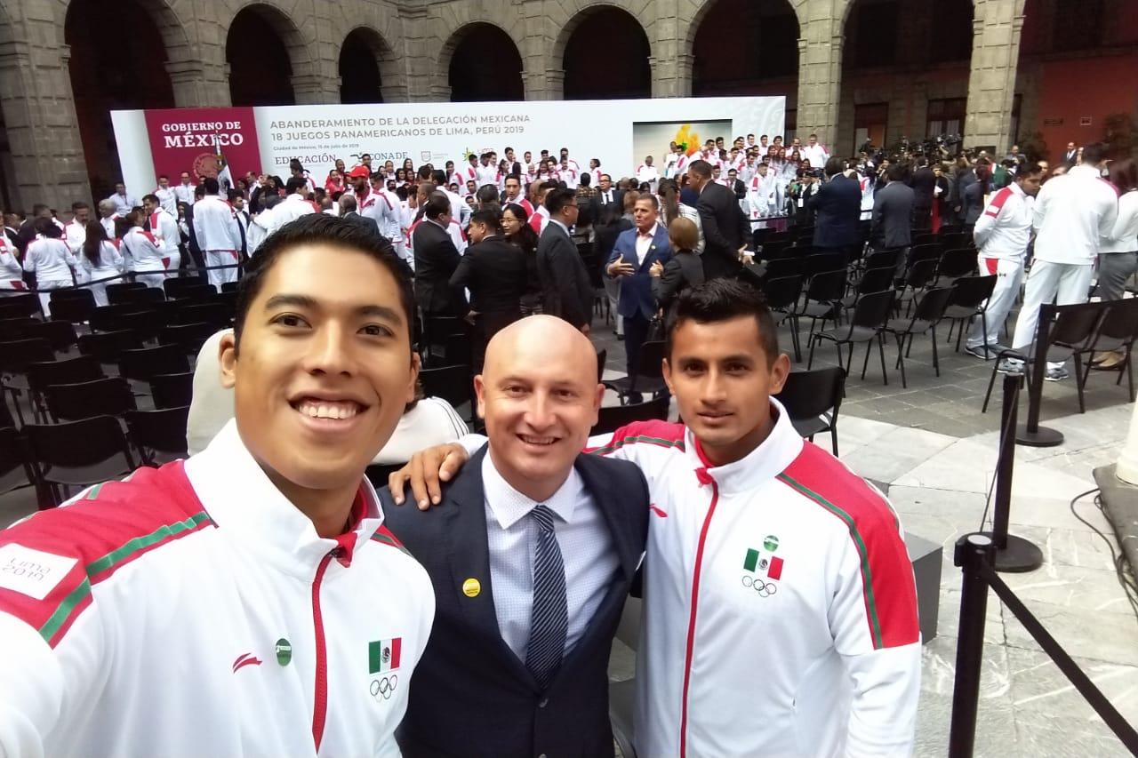 Quintanarroenses en la ceremonia de abanderamiento rumbo a Lima, Perú