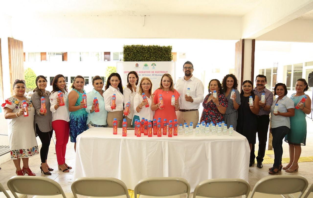 Gaby Rejón de Joaquín recibe donativo de sueros para hidratar a grupos vulnerables del Estado en esta temporada de calor