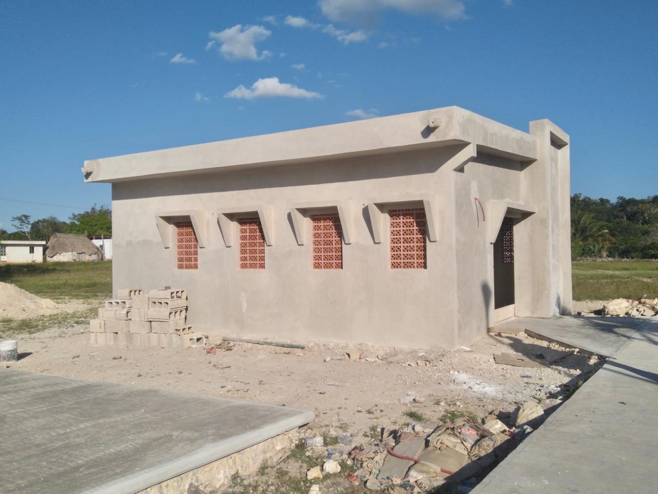 Se beneficia a los habitantes de la comunidad de Carolina en el municipio de José María Morelos con la construcción de espacios dignos
