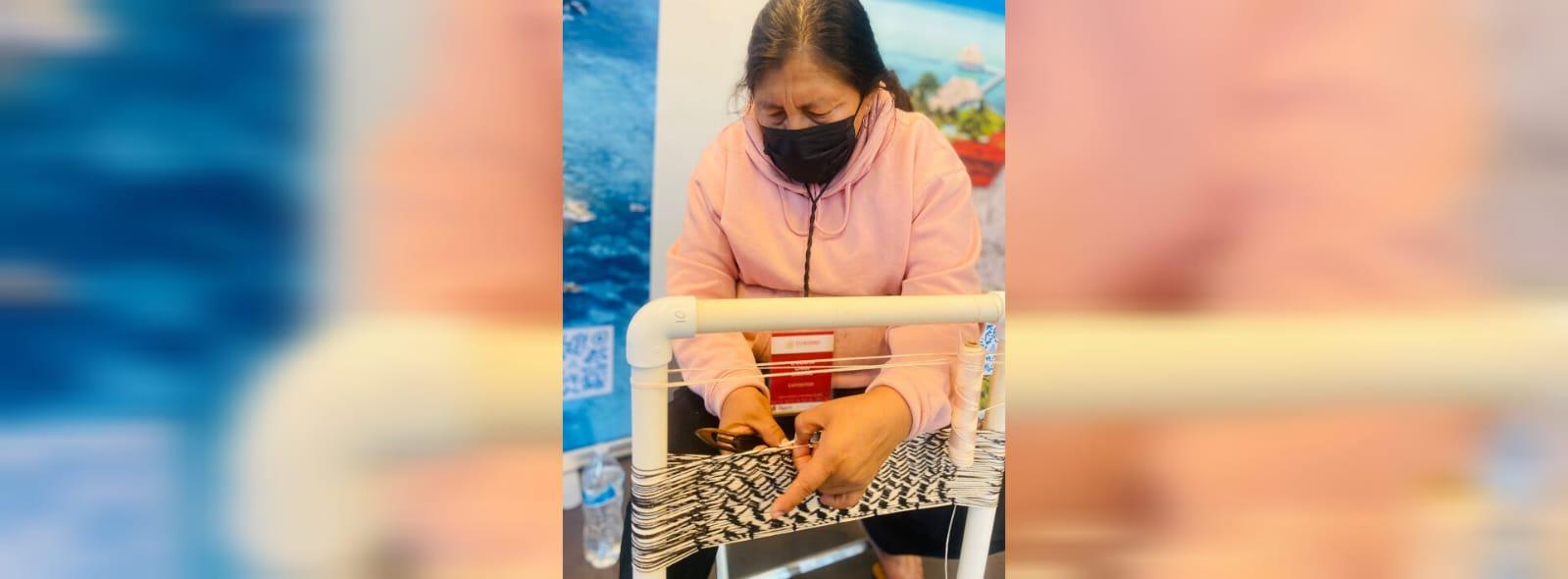 Destaca mujer artesana urdidora de hamacas en Punto México