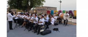 La Banda de Música deleitando a un público cosmopolita, entre bacalarenses y turistas de México y Europa, frente al Fuerte de San Felipe.