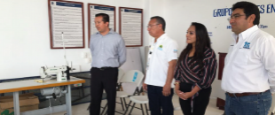 El Director General del IFEQROO, Abraham Rodríguez Herrera presidió la entrega de tres máquinas industriales para la instalación de un taller de costura en la cárcel de Cancún.