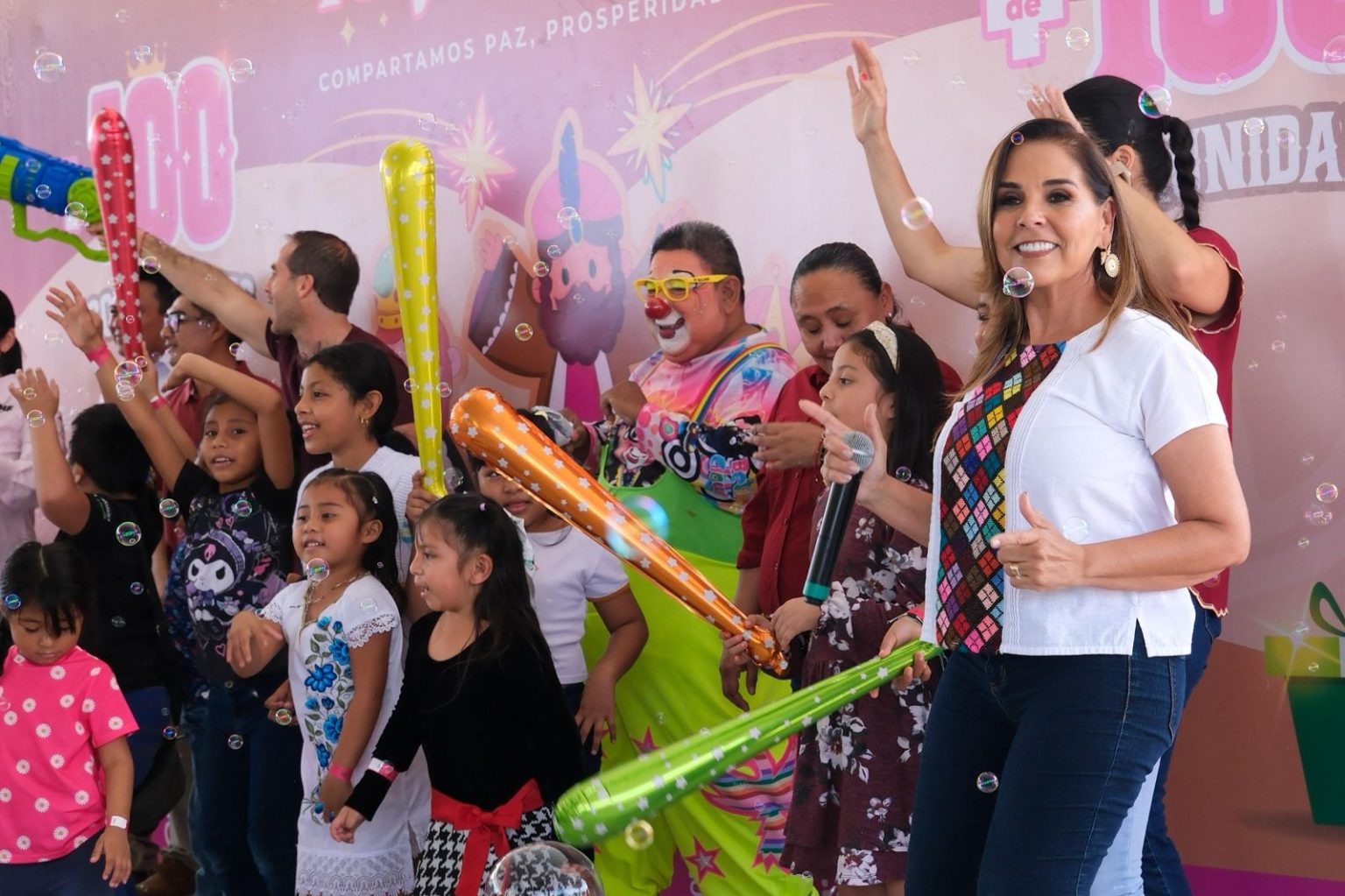 En 121 comunidades de manera simultánea, Mara y Vero Lezama celebran el ...